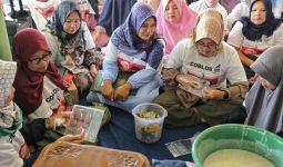 Mak Ganjar Ajarkan Ibu-Ibu di Ciawi Cara Membuat Kuliner dari Daun Binahong - JPNN.com