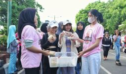 Sukarelawan Ganjar-Mahfud Bagikan Nasi dan Bersihkan Sampah di CFD Kota Mataram - JPNN.com