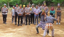 AKBP Dody Telusuri Hutan Rimba Riau, Bawa Kabar Gembira untuk Anak-Anak Suku Pedalaman - JPNN.com
