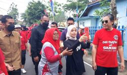 Atikoh Ganjar Berjalan ke Tempat Sarapan di Magelang, Warga Mengenali, Lalu Selfie - JPNN.com