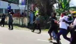 Pj Gubernur Papua Ridwan Kena Lempar Batu Saat Kawal Jenazah Lukas Enembe - JPNN.com