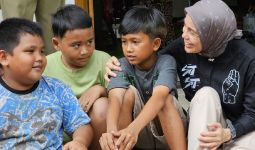 Berfoto Bareng Bocah di Dekat Makam Keluarga, Atikoh Ganjar Melarang Pose 3 Jari - JPNN.com