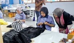 Mengenakan Jaket Bertuliskan Tas Tes, Atikoh Ganjar Menyapa Karyawan Pabrik Pembuat Rambut Tiruan - JPNN.com