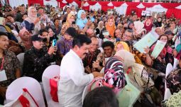 Didampingi Menteri Hadi, Presiden Jokowi Serahkan Hasil PTSL di Jatim - JPNN.com