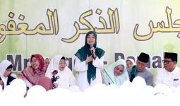 Berpantun di Pesantren Mranggen, Atikoh Ganjar Singgung Pahala Pilih Pemimpin Baik - JPNN.com