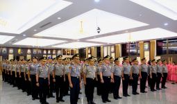 Ratusan Perwira Polri Naik Pangkat Pakai Keppres, 17 Kombes Jadi Brigjen - JPNN.com