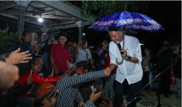 Ganjar Kunjungi Desa Senting Malam-Malam, Suasana Hujan, Warga Tetap Bertahan - JPNN.com