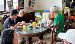 Kehadiran Ganjar dan Keluarga Bikin Heboh Warga di Warung Makan Manyung Bu Fat - JPNN.com