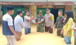 Cooling System Pemilu, Polres Kuansing Bersama TNI Bantu Korban Banjir di Hulu Kuantan - JPNN.com