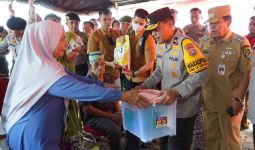 Polri Salurkan 1 Ton Beras Kepada Korban Banjir di Rohul - JPNN.com