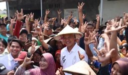 Berdialog dengan Petani di Demak, Ganjar: Indonesia Butuh Tiga Pabrik Pupuk Baru - JPNN.com