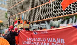 Protes Caleg Dicoret dari DCT, Massa Partai Buruh Demo di Depan Bawaslu - JPNN.com