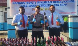 Polres Sarmi Musnahkan Ratusan Botol Miras Hasil Razia - JPNN.com