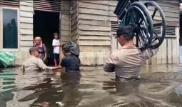 Beri Bantuan Kursi Roda ke Penyandang Disabilitas, Iptu Kaban Menerobos Banjir Setinggi Dada Orang Dewasa - JPNN.com