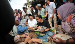 Makan Bajamba dengan Petani Solok, Anies Beri Jaminan Pupuk untuk Semua - JPNN.com