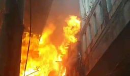 Kebakaran di Grogol Petamburan, 15 Rumah Hangus, 60 Jiwa Kehilangan Tempat Tinggal - JPNN.com