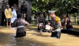 Kasatlantas Bawa Polwan Cantik Terobos Banjir demi Pemilu Damai dan Salurkan Sembako - JPNN.com