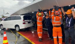 Hujan Lebat Disertai Angin Kencang, 5 Mobil Tertimpa Kanopi di Stasiun Yogyakarta - JPNN.com