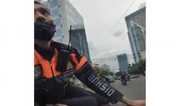 Viral Petugas Dishub DKI Naik ke Atas Kap Mobil Kayak Koboi - JPNN.com