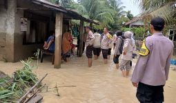 Ratusan Rumah di Kuansing Terendam Banjir, AKBP Pangucap Bantu Warga yang Kesusahan - JPNN.com