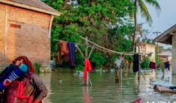 Banjir Merendam Ratusan Rumah di Karawang - JPNN.com