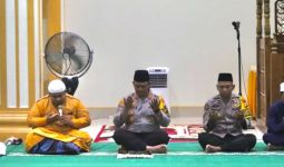 Jamin Keamanan Masyarakat, Kapolres Rohul Salat Subuh Keliling - JPNN.com