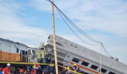 Korban Kecelakaan Kereta Api di Bandung Dievakuasi ke 6 Rumah Sakit - JPNN.com