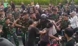 Konvoi Pengantar Jenazah Baku Hantam dengan TNI di Manado, Ada Bendera Parpol - JPNN.com