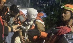 Korban Banjir di Jakarta Dievakuasi dengan Perahu Karet - JPNN.com