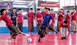 Momen Gibran Bermain Futsal Bareng Anak Kiai Cirebon, Lihat - JPNN.com