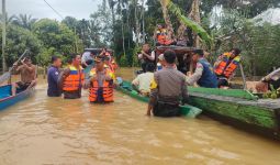 AKBP Pangucap Rutin Temui Korban Banjir di Kuansing, Lalu Beri Bantuan, Lihat - JPNN.com