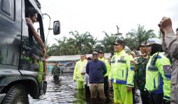 Lihat Aksi Irjen Iqbal Menerobos Banjir dan Mengatur Lalin di Jalur Penting Riau - JPNN.com