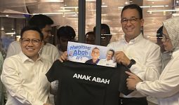 Momen Anies Dapat Banner 'Hwaiting Abah' ala K-Pop dan Kaus Park Ahn Nice - JPNN.com