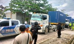 Polres Inhil Kawal Ketat Pendistribusian Logistik Pemilu dengan Personel Bersenjata - JPNN.com