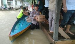 Lagi Cooling System Pemilu, Polisi di Kuansing Salurkan 2.720 Paket Sembako ke Korban Banjir - JPNN.com