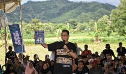 Lihat! Anies Bawa Buku Panduan Pembangunan 40 Kota di Indonesia - JPNN.com