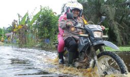Kapolres Inhu Naik Motor Trail Bareng Istri Terobos Banjir Demi Antar Bantuan Sembako - JPNN.com