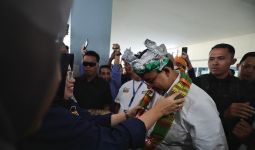 Anies Dipakaikan Topi Adat Kesultanan Buton saat Tiba di Kendari, Ini Maknanya - JPNN.com