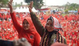 Pakai Jaket Bomber Ganjar-Mahfud di Lampung, Atikoh Bahas Soal UMKM - JPNN.com