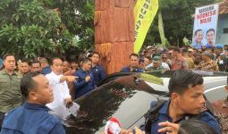 Viral! Video Jokowi Membagi-bagikan Bantuan di Dekat Baliho Prabowo-Gibran - JPNN.com