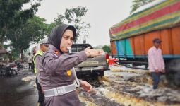 Polwan Cantik Ini Atur Lalu Lintas Riau-Sumut yang Terendam Banjir Sembari Sosialisasi Pemilu Damai - JPNN.com