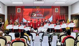 Ketum PDIP Serahkan Bantuan kepada Penerima Megawati Fellowship 2023 - JPNN.com