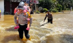 Aksi Heroik Polisi di Inhu Menyelamatkan Warga Terjebak di Arus Sungai Indragiri - JPNN.com