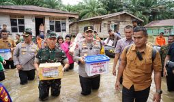 Kompak Seperti Abang Adik, Danrem & Kapolda Riau Serahkan Bantuan kepada Korban Banjir di Rohul - JPNN.com