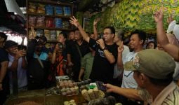 Di Pasar Segiri, Anies Tegaskan Bansos Akan Ditambah - JPNN.com