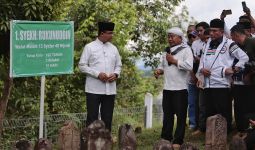Ziarahi Makam Papan Tinggi Barus, Anies Sebut Syekh Mahmud Penjaga Amanah Rasulullah - JPNN.com