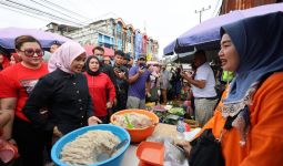 Atikoh Ganjar Blusukan ke Pasar 26 Ilir Palembang, Pedagang Mengeluh Soal Ini - JPNN.com