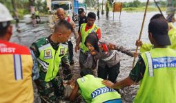 Begini Aksi Iptu Rara Menutup Lubang di Lokasi Banjir yang Membahayakan Pengendara - JPNN.com