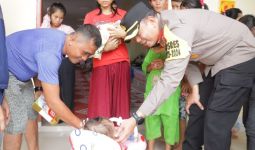 Kedatangan Polisi Membawa Berkah, Anak-anak Pengungsi Banjir di Inhu Semringah - JPNN.com