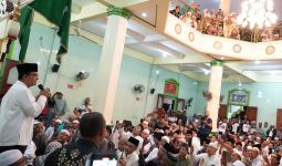 Salat Subuh di Masjid Bersejarah di Ambon, Anies Melihat Semangat Perubahan - JPNN.com